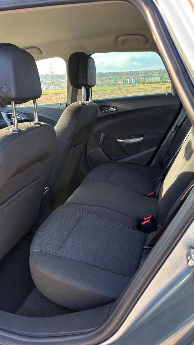 Opel Astra 2011 — photo 11