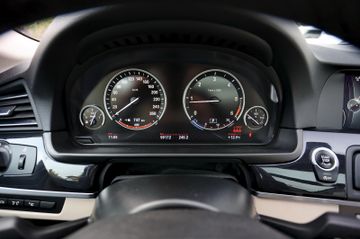 Fahrzeugabbildung BMW 525d touring | LEDER | PANO | AHK | DISTRONIC
