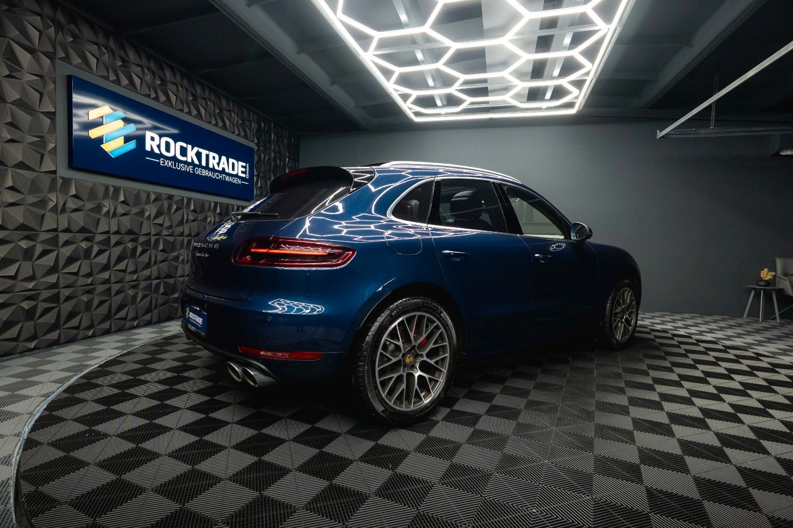 Fahrzeugabbildung Porsche Macan Turbo Sport-Design Chrono+ *Pano*DAB*LED*