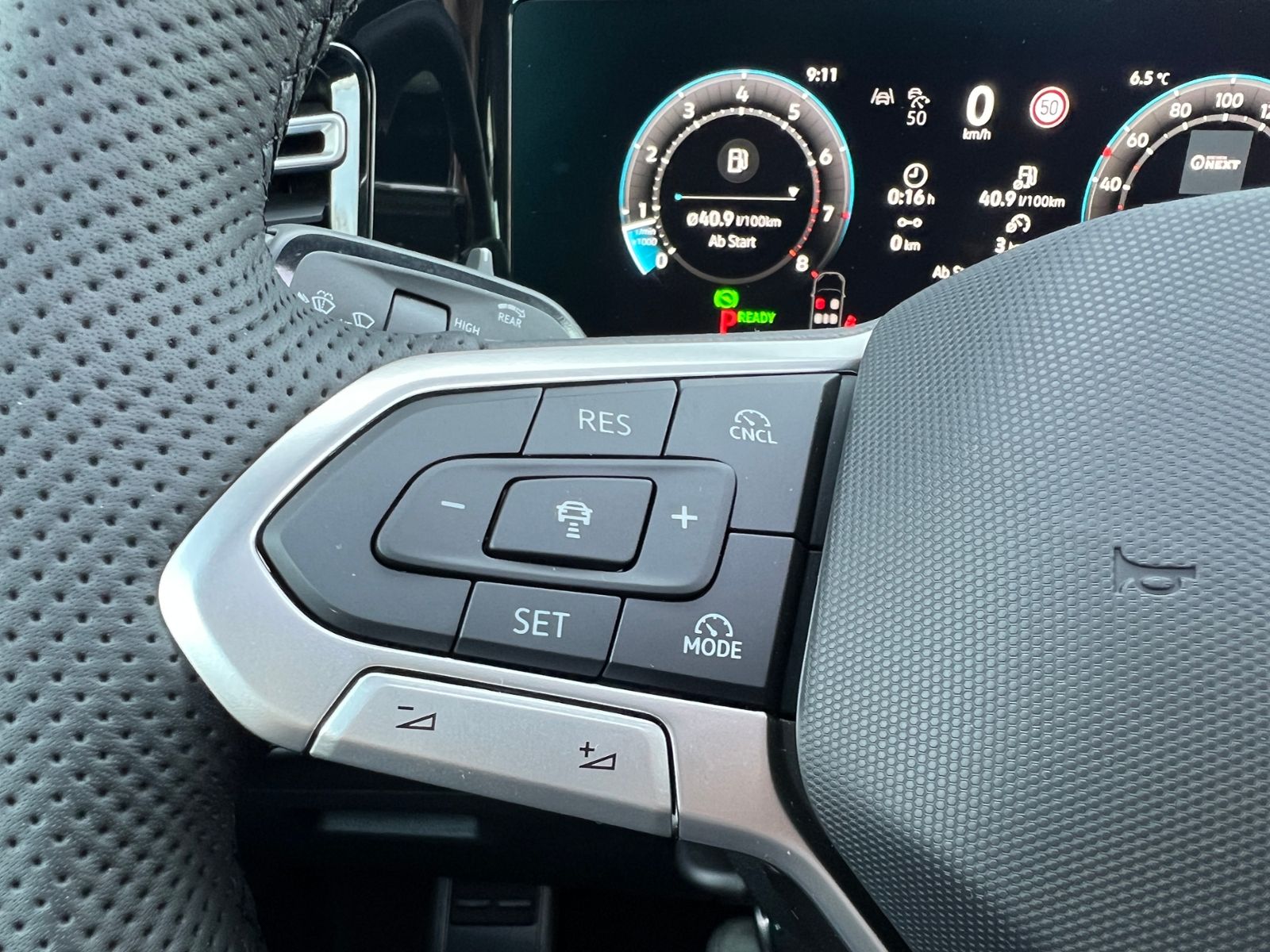 Fahrzeugabbildung Volkswagen Tiguan R-Line 1.5 eTSI DSG *AHK, ACC, IQ.Light,