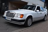Mercedes-Benz W124 E200 AUTOMATIK LIMO TOP ZUSTAND OLDTIMER - Mercedes-Benz W124 aus dem Jahr 1992