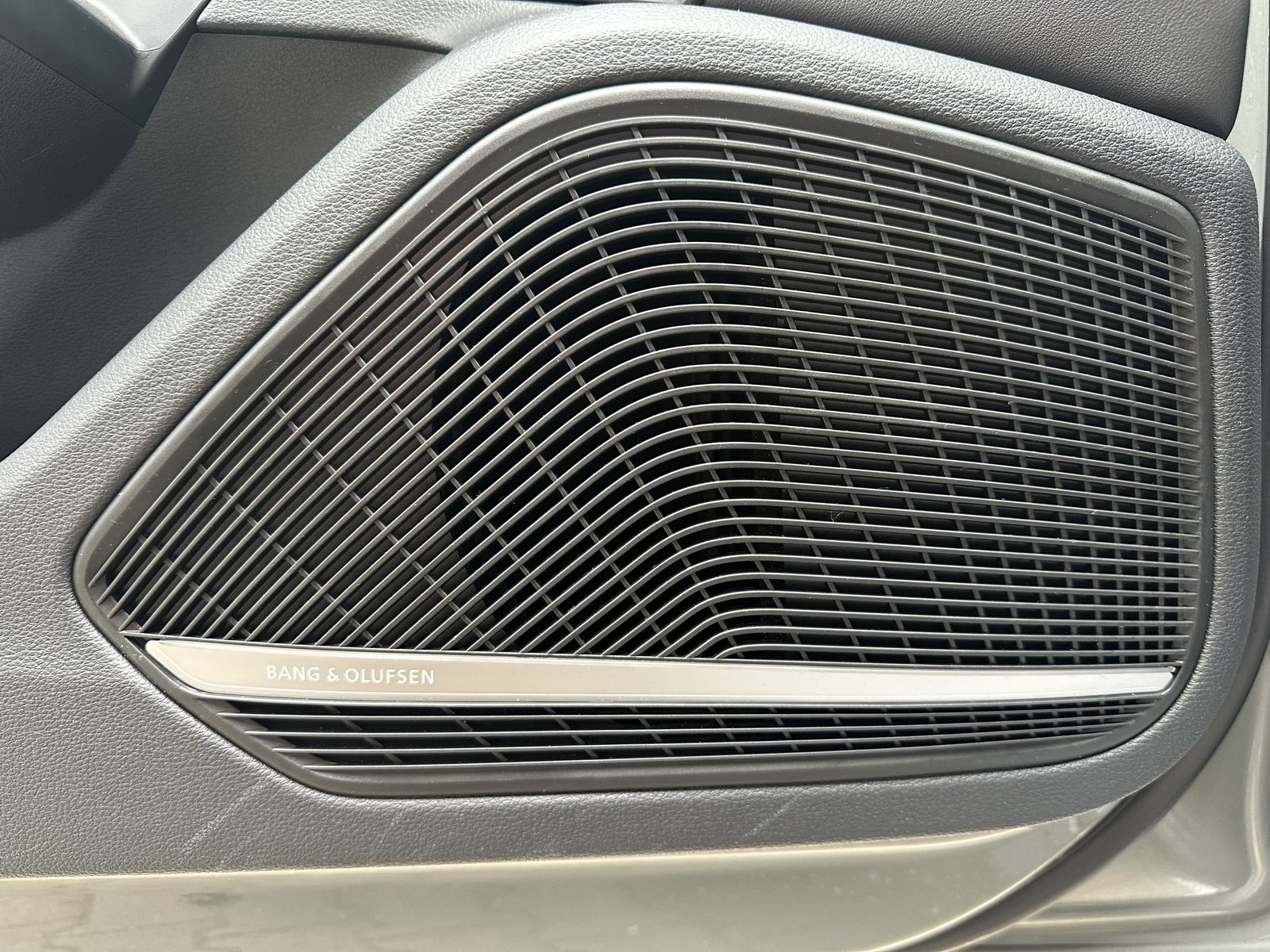 Fahrzeugabbildung Audi A4 Avant 40 TFSI S-Line Qu VCOCK+HUD+NAV+LED+ACC
