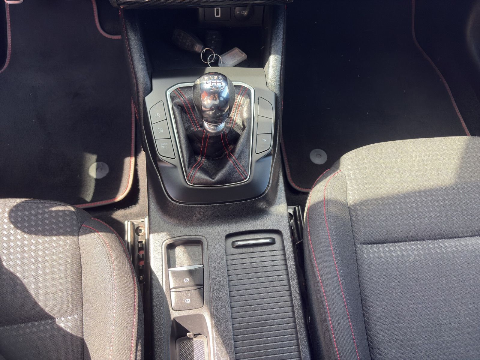 Fahrzeugabbildung Ford Focus Turnier ST-Line Cam*Shzg*ACC*Carbon