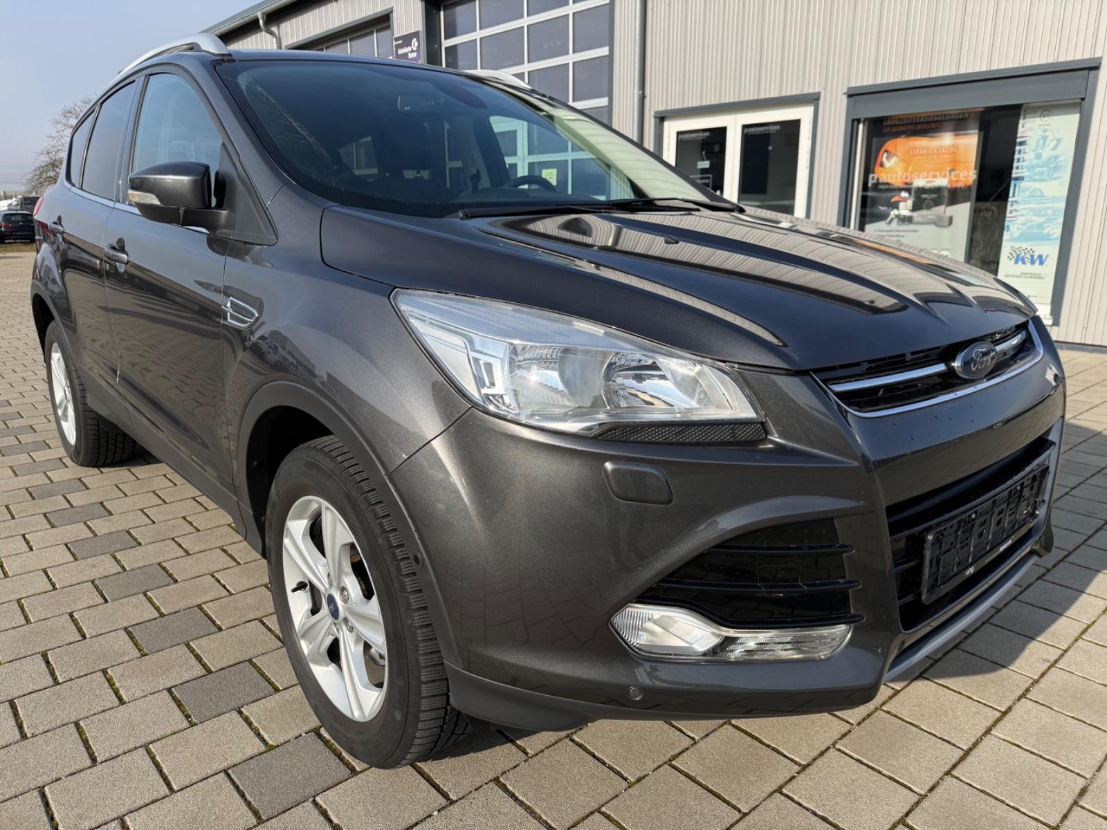 Ford Kuga Titanium nur 29800 km/Leder/PDC/Navi