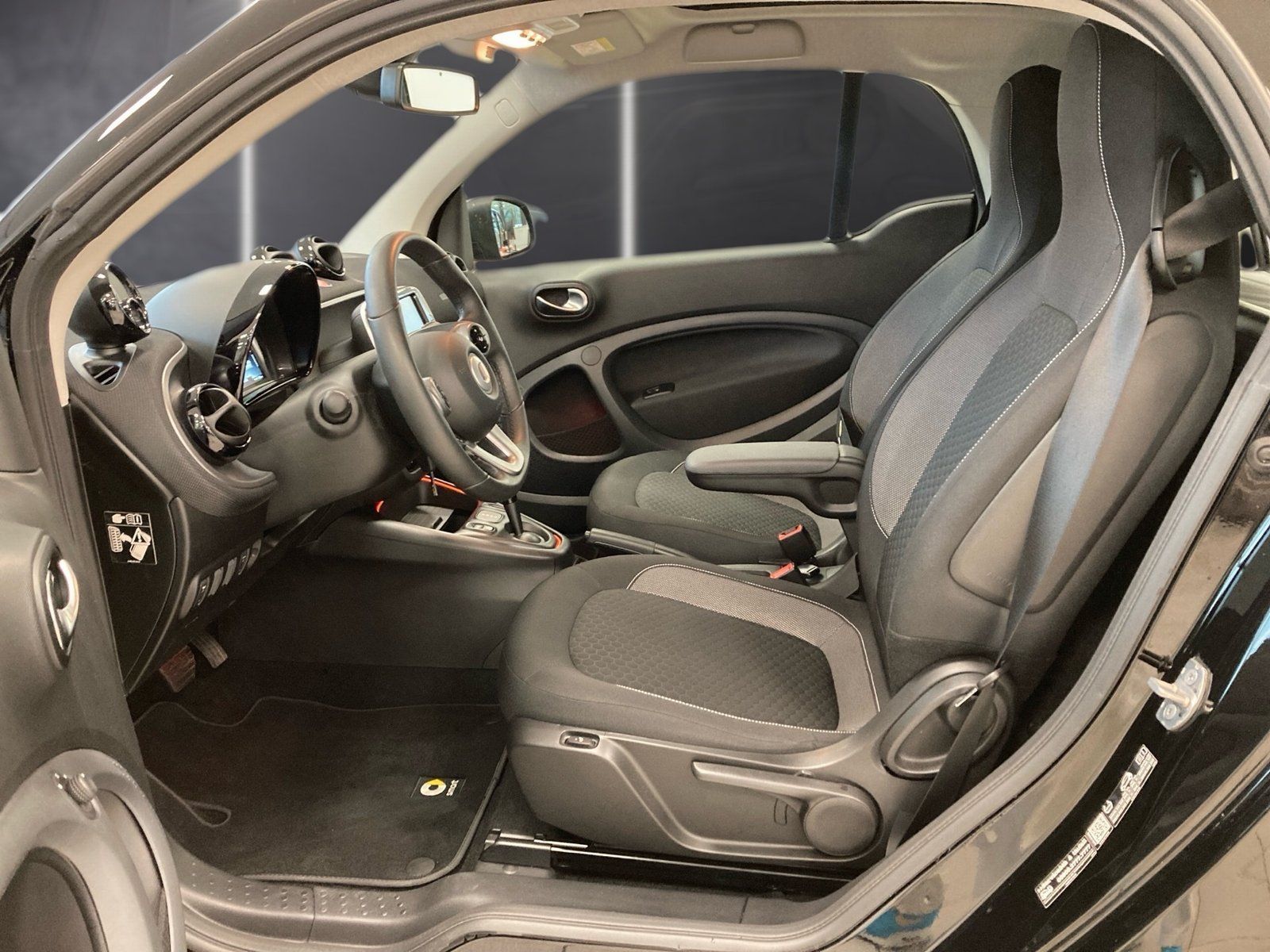 Fahrzeugabbildung Smart smart EQ fortwo Exclusive*Kamera*Media*LED*22kW*