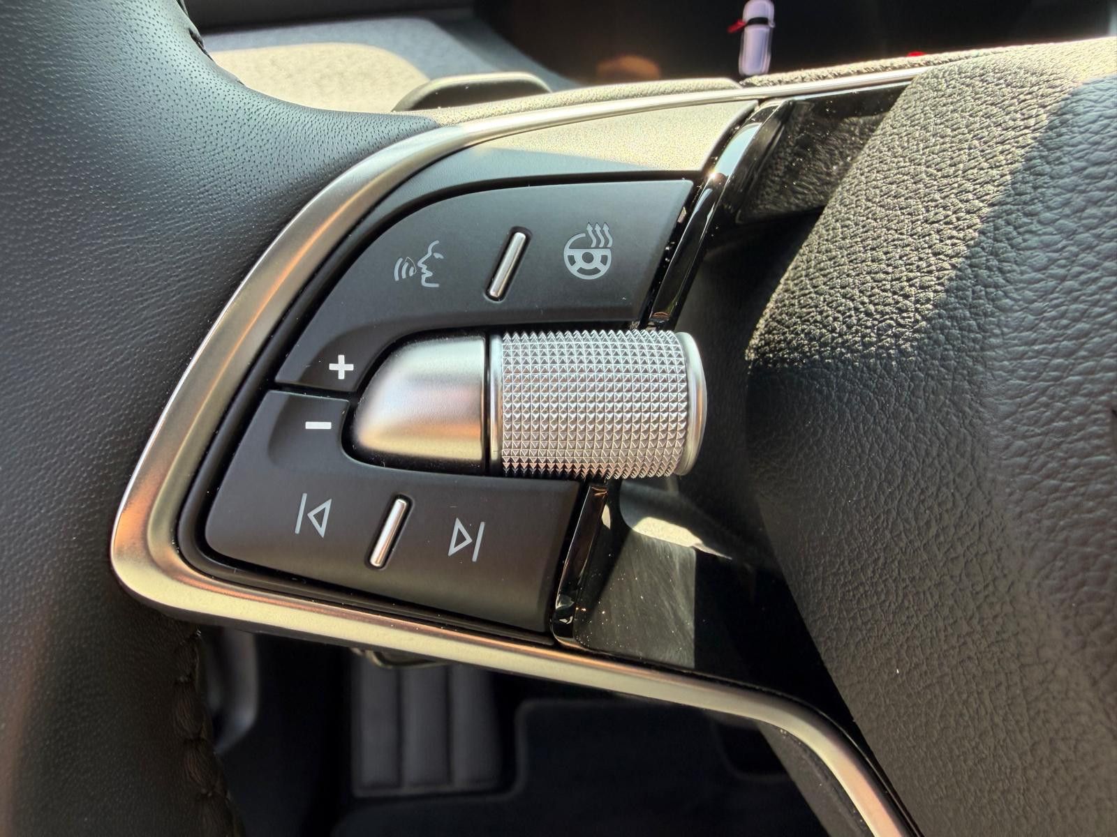 Fahrzeugabbildung SKODA Enyaq 85 4x4 Loft NAVI+LED+SHZ+KAMER+ACC+DAB+WP+