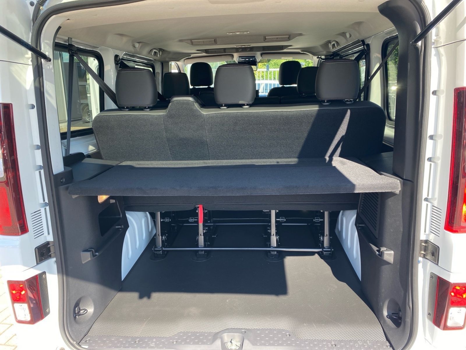 Fahrzeugabbildung Nissan Primastar Kombi L1H1 DCT9 Tekna*8-Sitzer*Design*