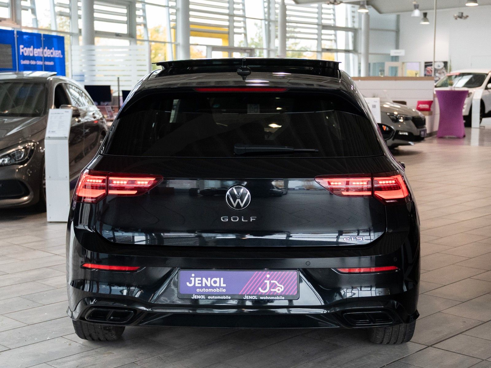 Fahrzeugabbildung Volkswagen Golf VIII Lim. R-Line eTSI AUTOM./STANDHZG./IQ-L