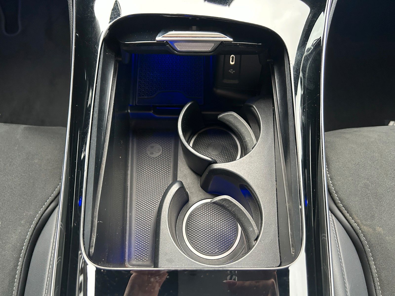 Fahrzeugabbildung Mercedes-Benz GLC 220d AMG+Night+RKamera+SportfahrW+AmbientePr