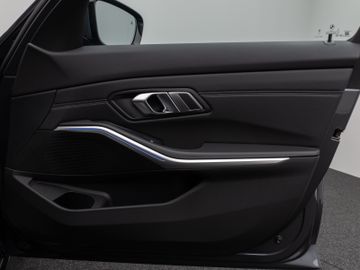 Fahrzeugabbildung BMW 320d Tour Sport Line AHK Standheizung LaserLicht
