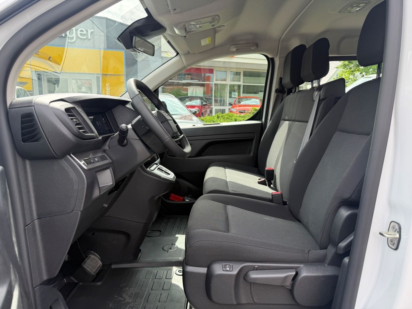 Fahrzeugabbildung Opel Vivaro 2.2 XL +SHZ+LHZ+Kamera+Laderaumschutz