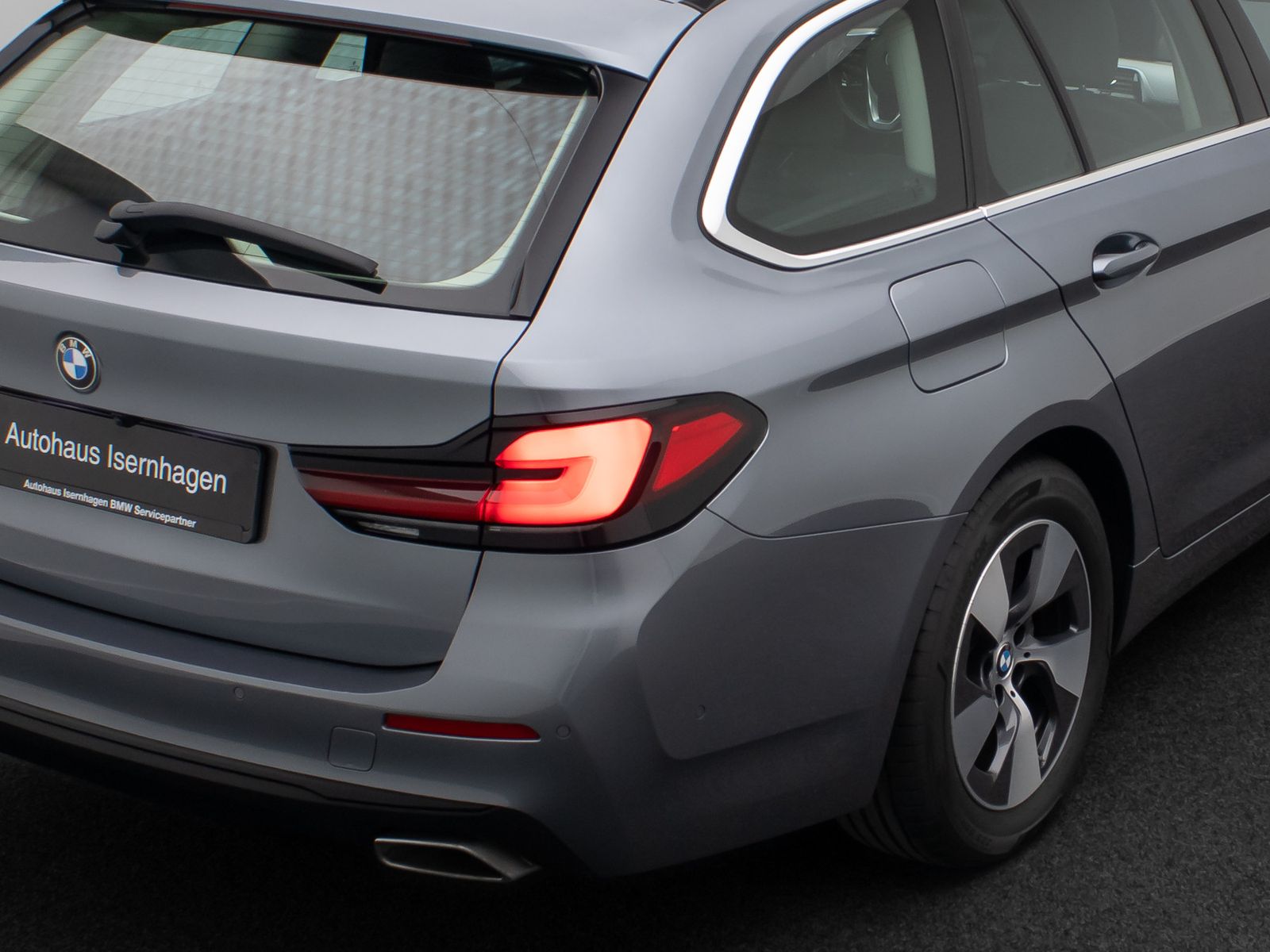 Fahrzeugabbildung BMW 520d Kamera HUD Alarm Panorama DAB Leder Sport