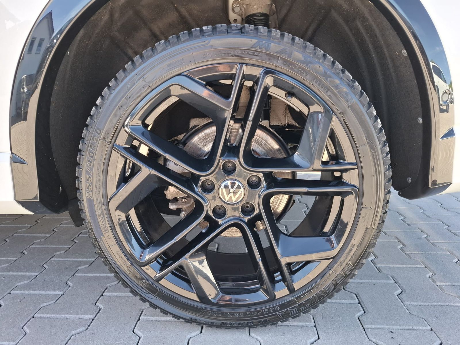 Fahrzeugabbildung Volkswagen Tiguan 2.0 TDI 4M R-Line BLACK*PAN*HK*AHK*MATRIX