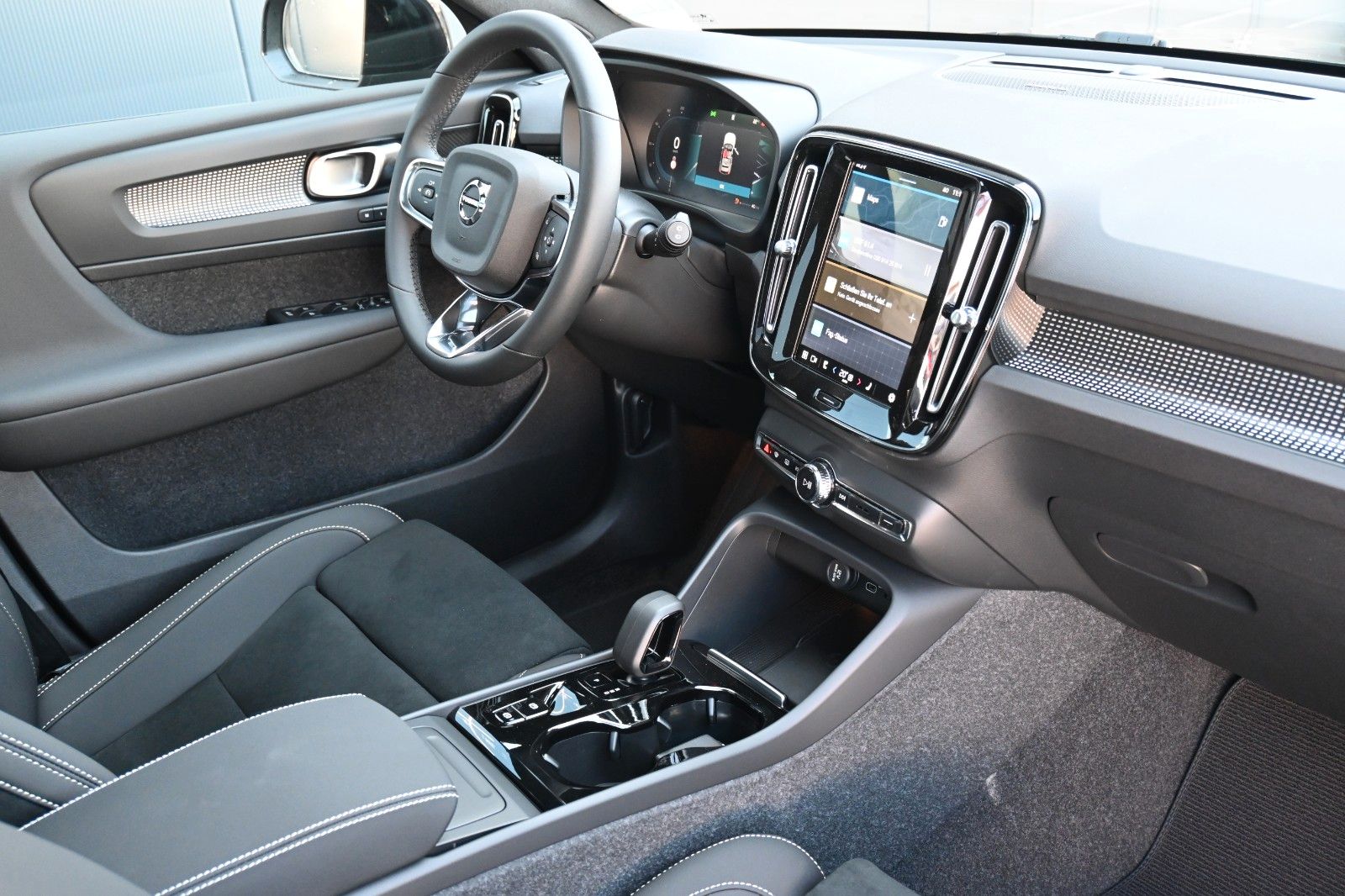 Fahrzeugabbildung Volvo XC40 B4 DKG Plus Black Edition*FSHZG*360*ACC*AHK