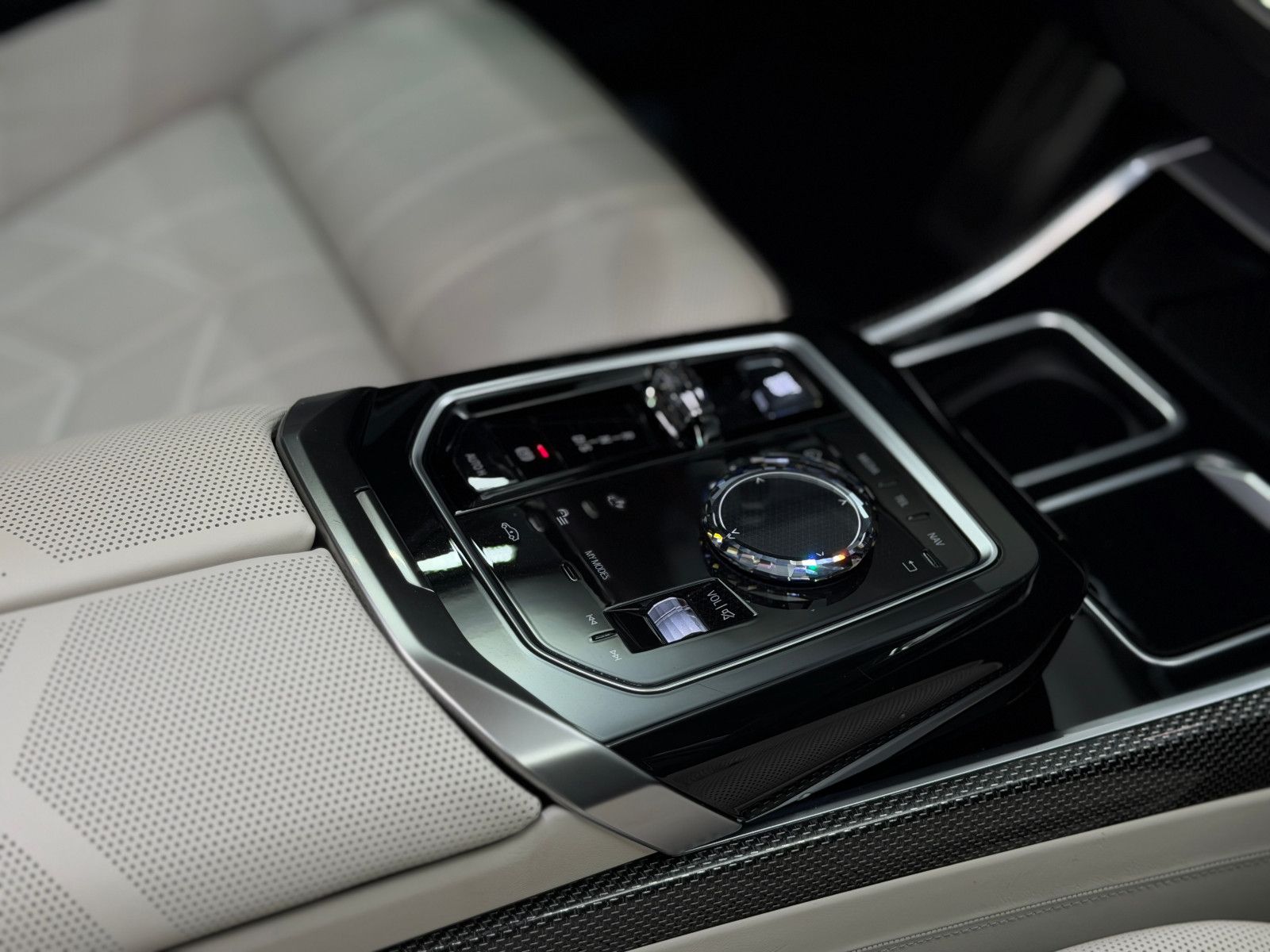 Fahrzeugabbildung BMW M760 e xDrive M-SPORT|TV|B&W|SKY-LOUNGE|MEGAVOLL