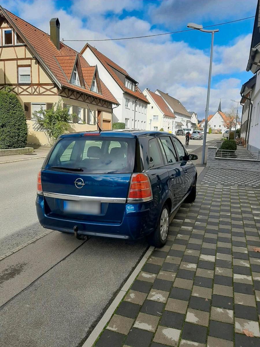 Opel Zafira 2007 — rear view