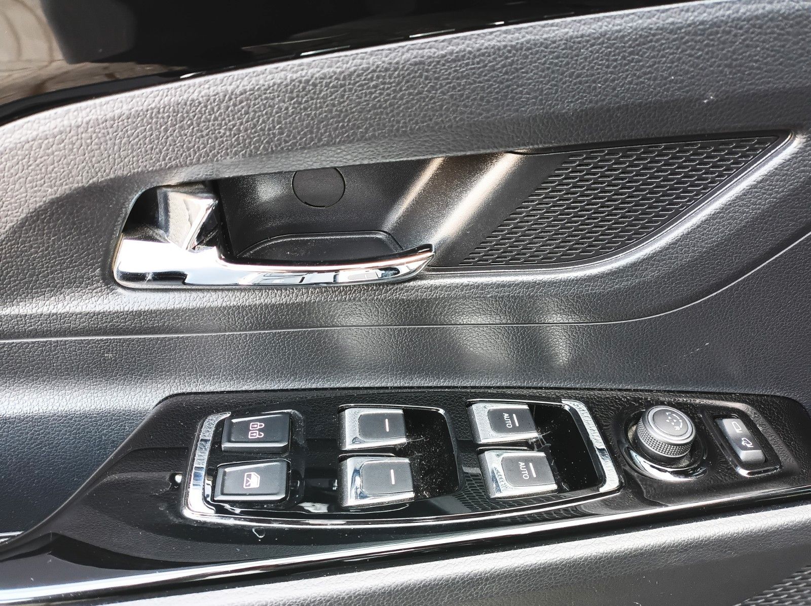 Fahrzeugabbildung Ssangyong Korando e-Motion PLATINUM +T.LEDER+ABSTANDSPILOT