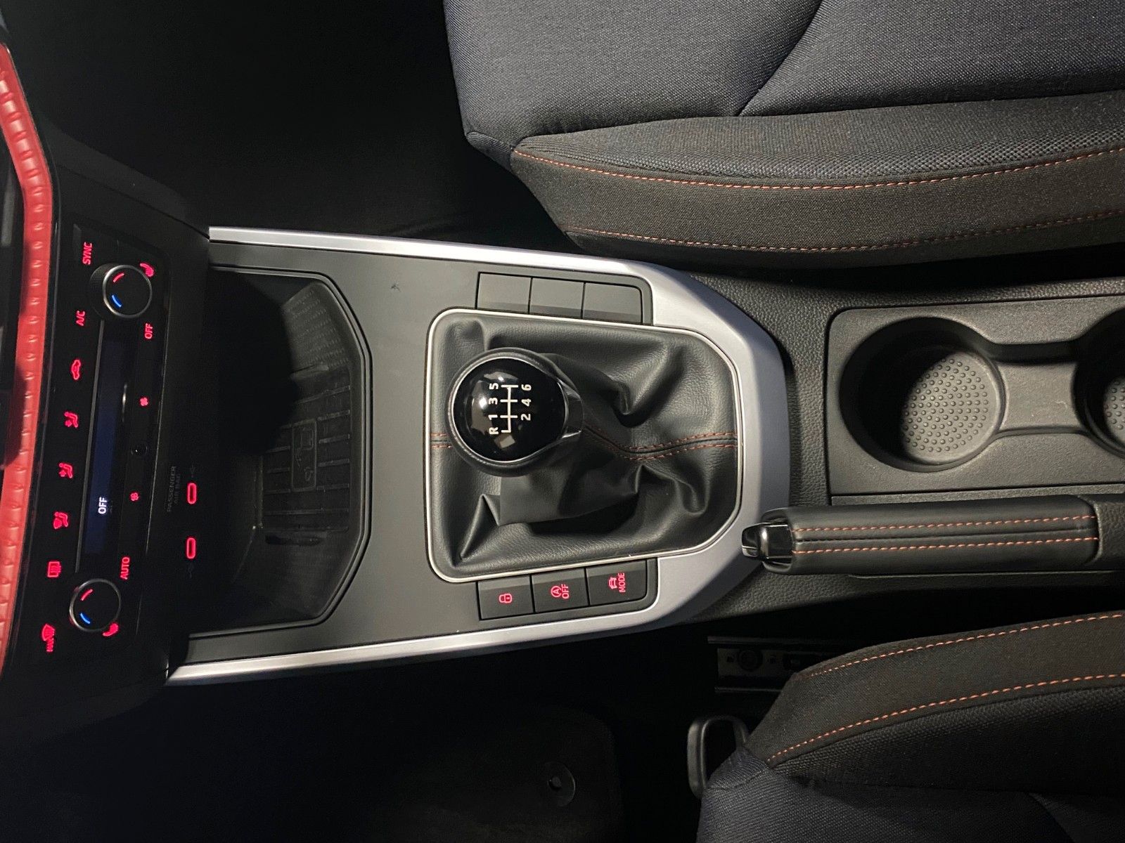 Fahrzeugabbildung SEAT Arona FR 1.0 TSI+NAVIGATION+ALLWETTER+WIRELESS+