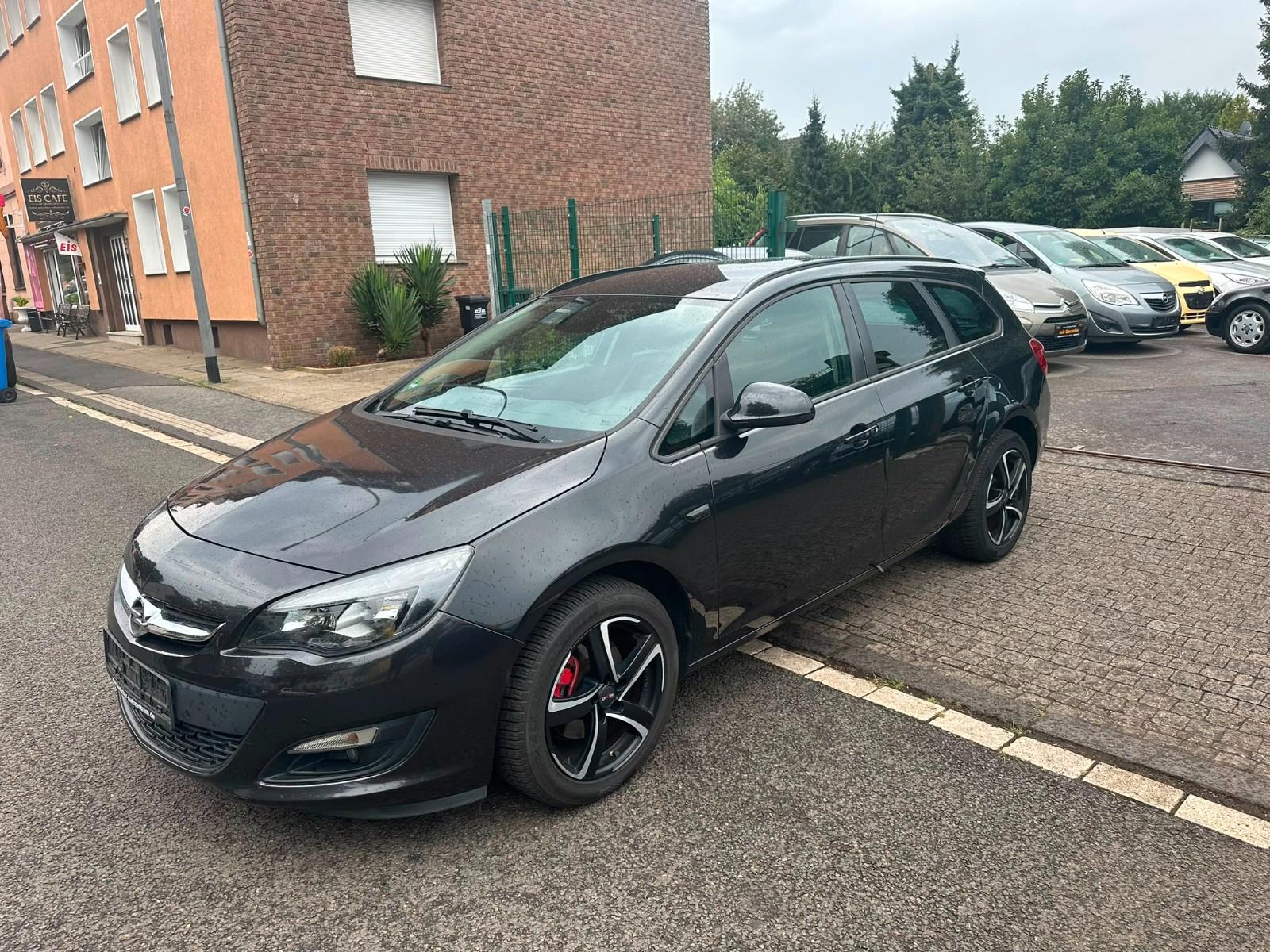 Opel Astra 2015 — rear view