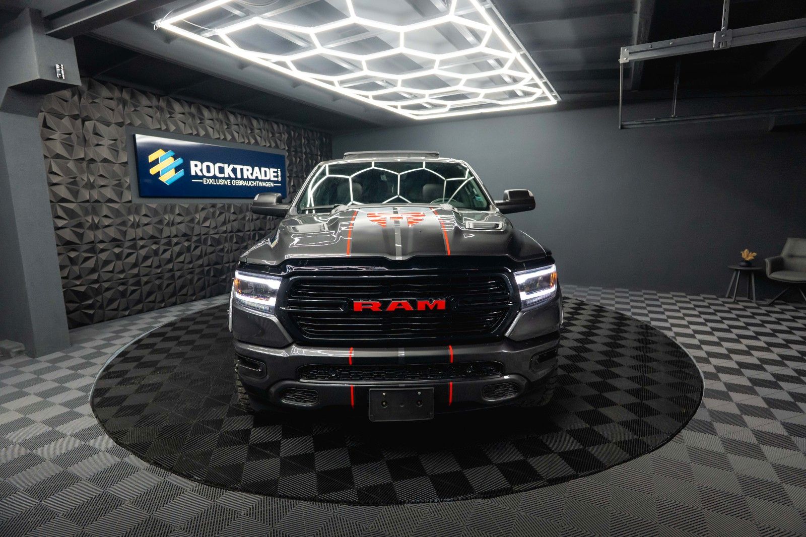 Fahrzeugabbildung Dodge RAM 5.7 V8 HEMI 4x4 OFFROAD Night-Edition *Pano*