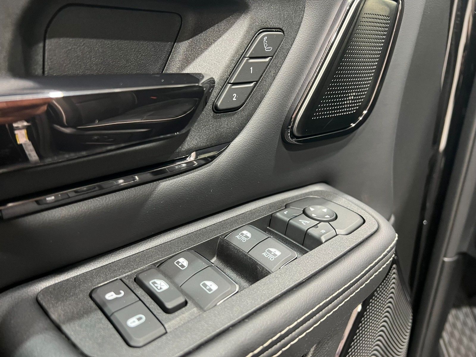 Fahrzeugabbildung Dodge RAM 1500 Limited Night  5,7L V8 HEMI / MFT