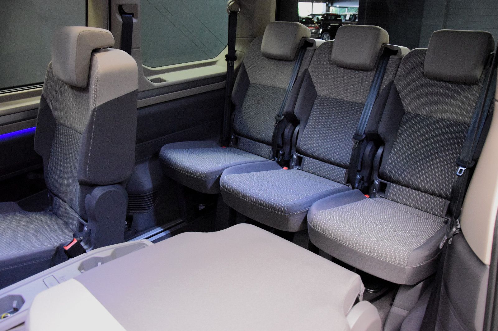 Fahrzeugabbildung Volkswagen T7 Multivan Edition vis-a-vis Standhzg Pano ACC