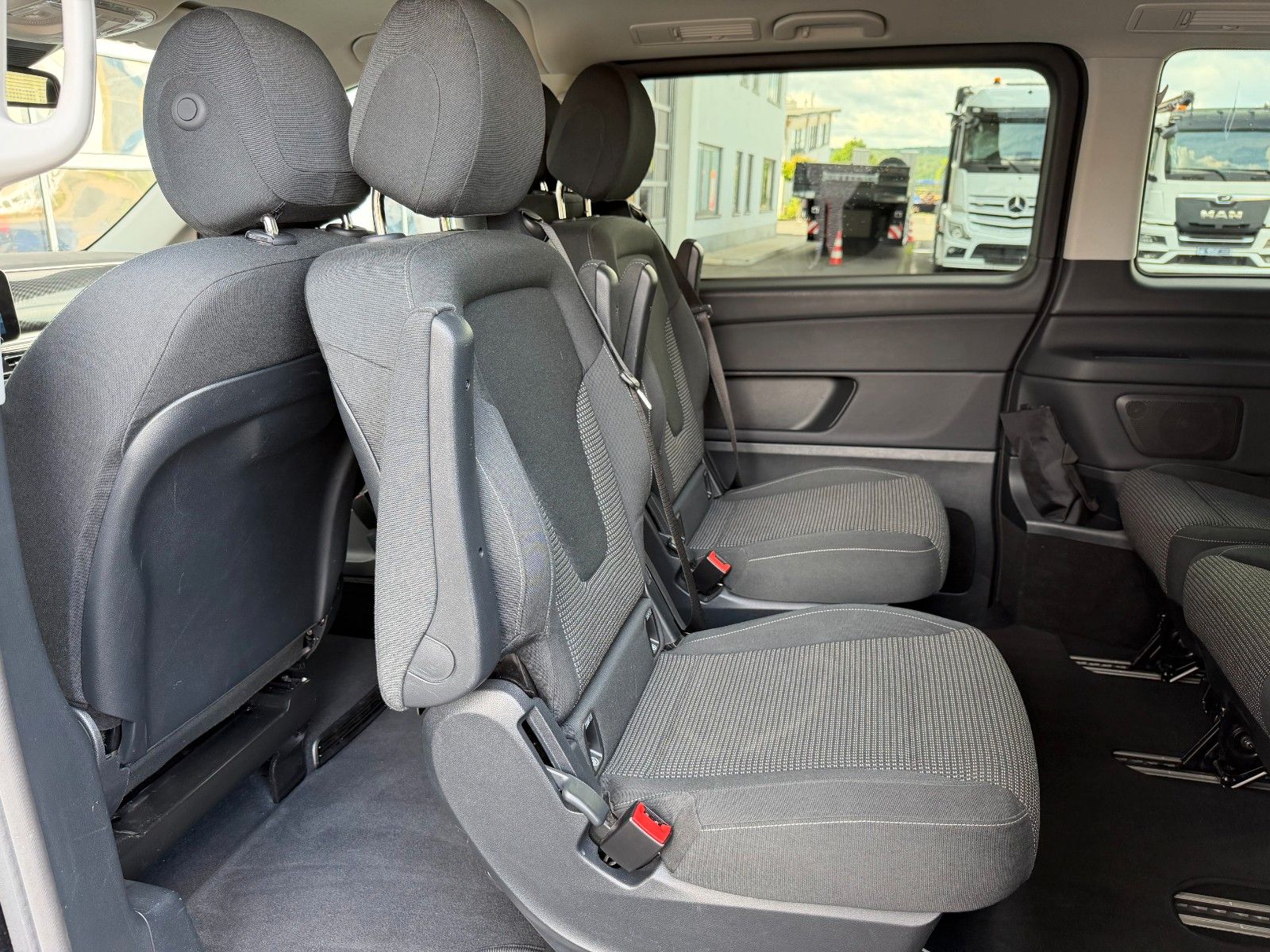 Fahrzeugabbildung Mercedes-Benz V 220 d DISTRONIC AHK2,5to 7Sitze