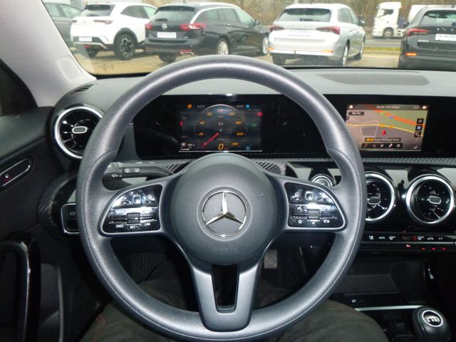Fahrzeugabbildung Mercedes-Benz CLA 180 Shooting Brake >Navi/Teilleder/Sitzheiz<
