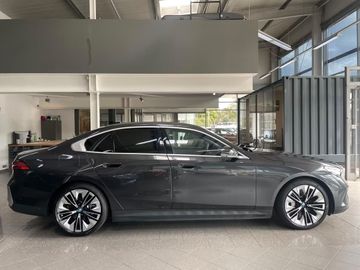 Bild 4 BMW 550 550e xDrive LED Pano Live Cockpit Prof. ACC H&K