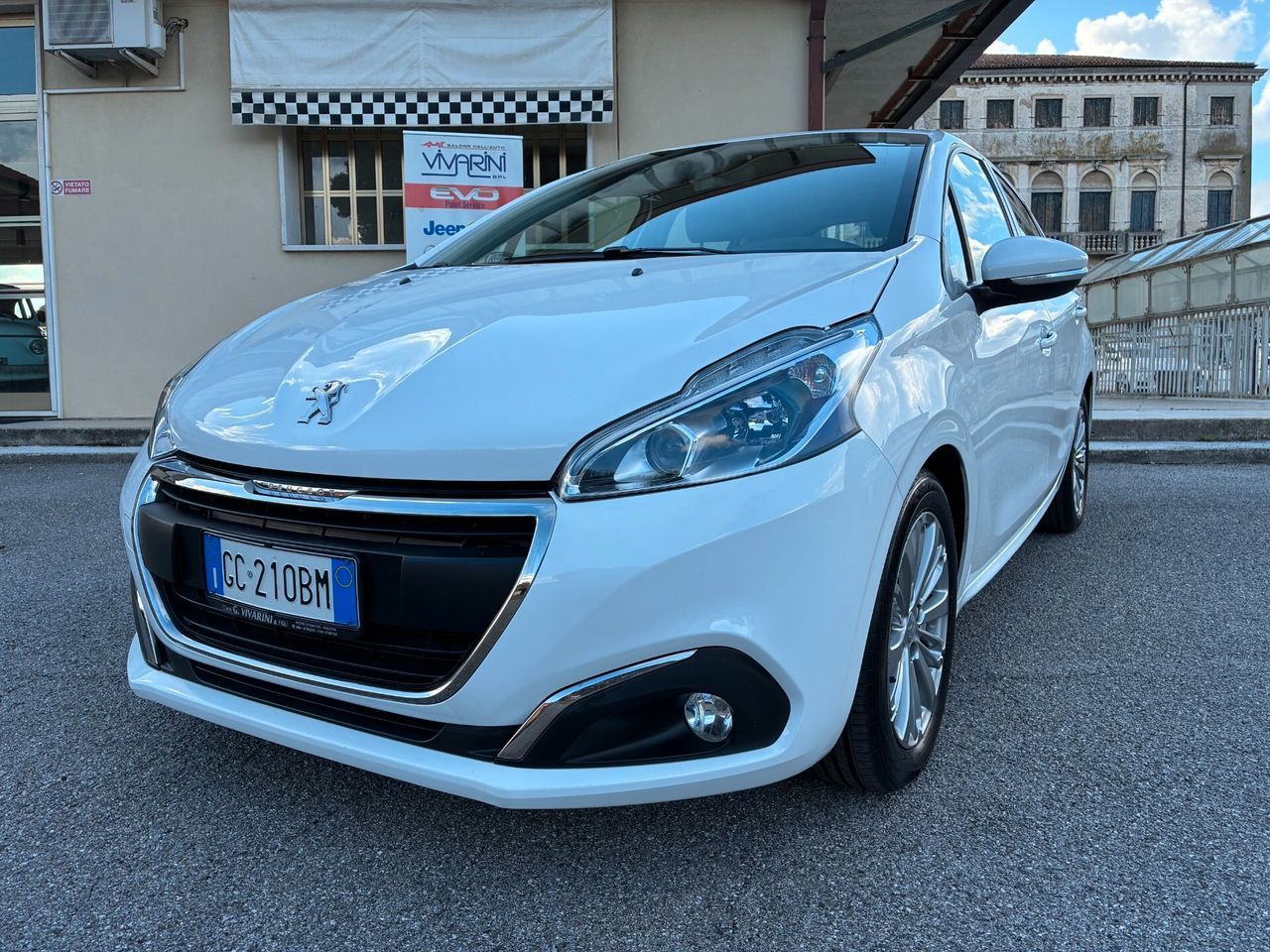 PEUGEOT 208