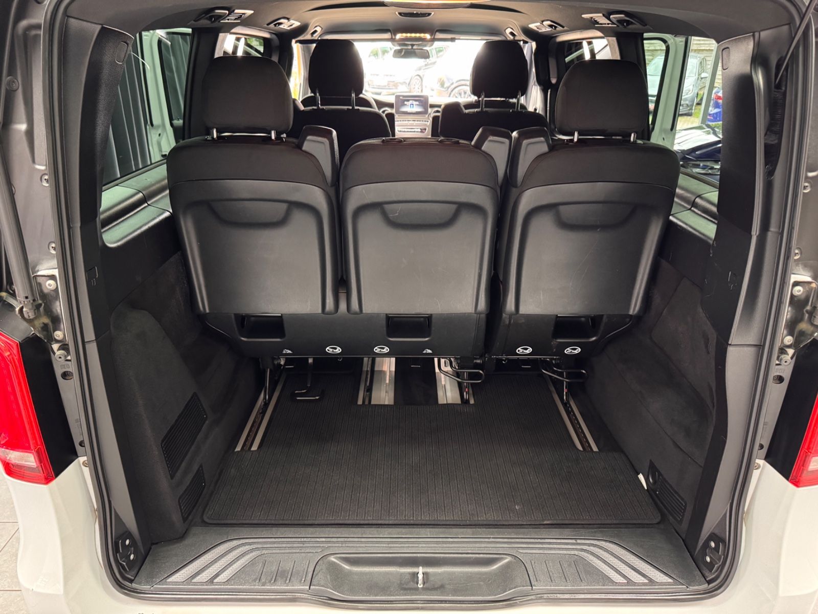 Fahrzeugabbildung Mercedes-Benz V 300d EDITION lang|AMG-LINE|7-SITZER|AHK|NAVI|