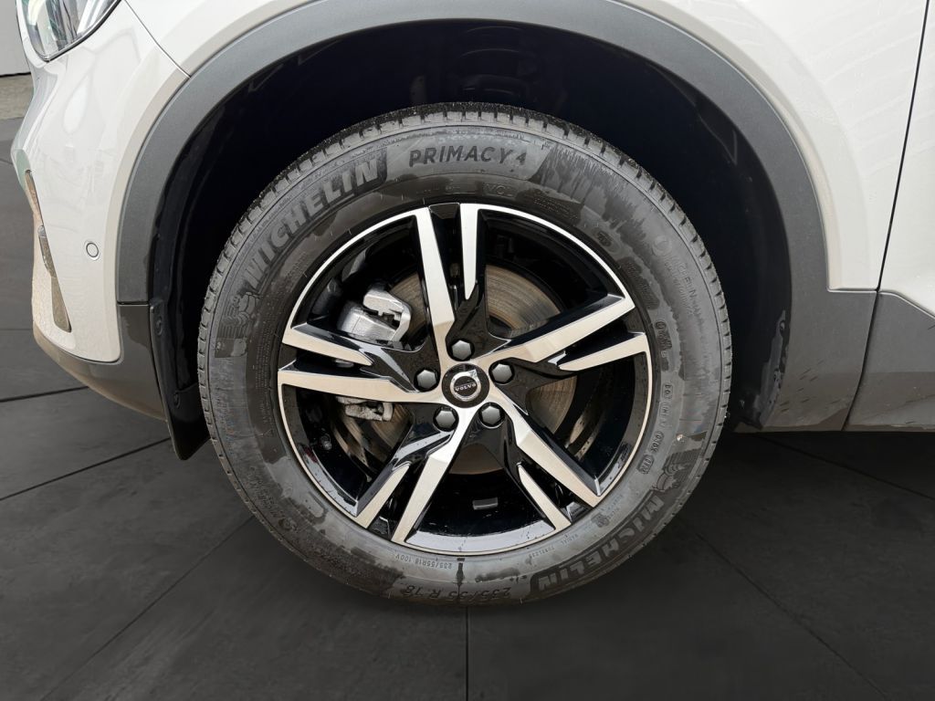 VOLVO XC40 B3 B DKG Plus Dark 360° Notrad getönte Sche VOLVO XC40 B3 B DKG Plus Dark 360° Notrad getönte Sche