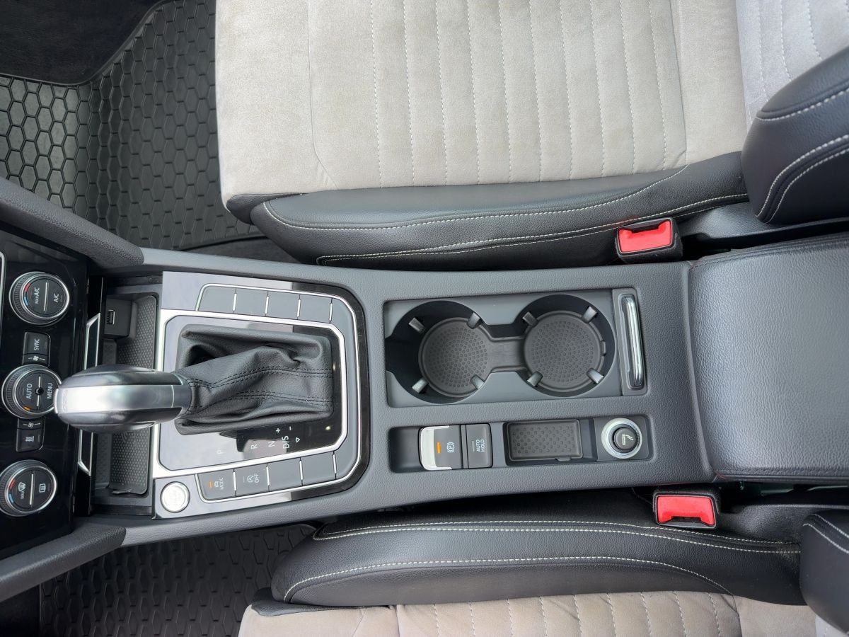 Volkswagen Passat Variant 2.0 TSI DSG Highline Navi LED Pan foto 16
