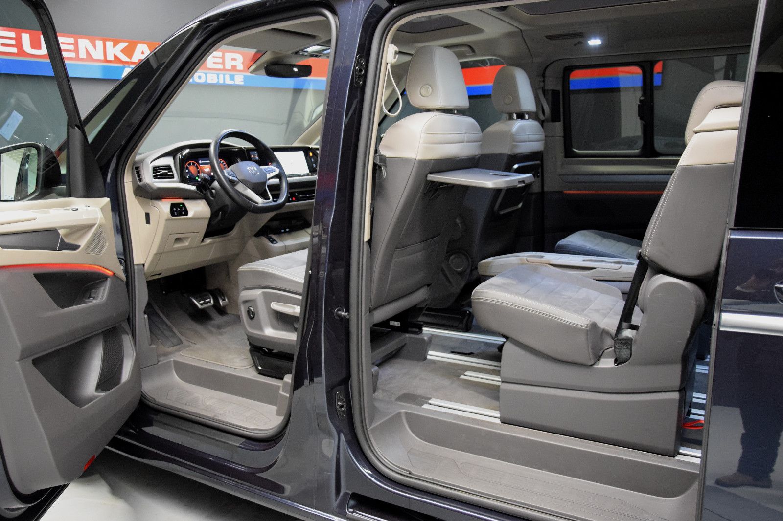 Fahrzeugabbildung Volkswagen T7 Multivan Style DSG Pano AHK 7-Sitze IQ-Light