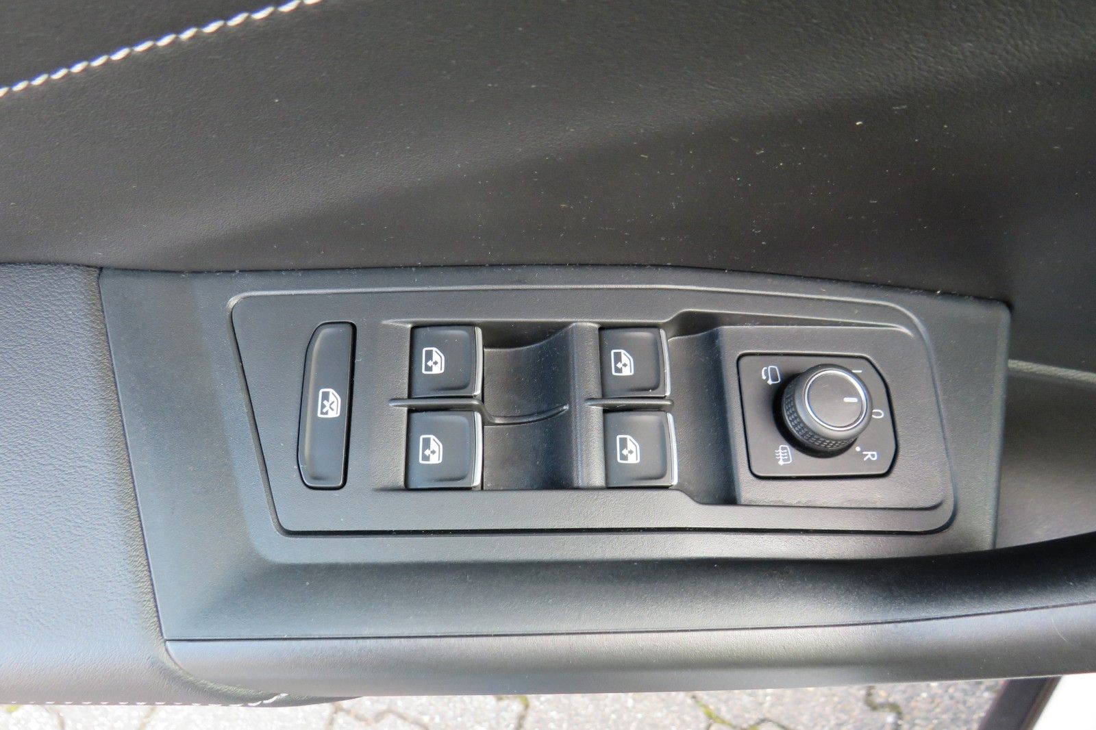 Fahrzeugabbildung Volkswagen T-Roc R-LINE AHK DCC ACC NAVI KAMERA 8-FACH 1.H