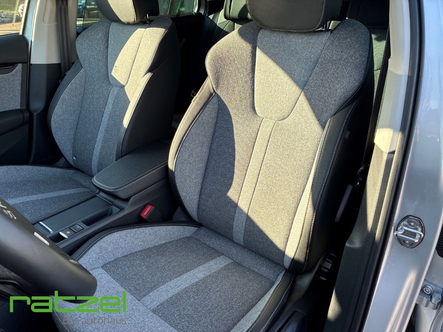 Fahrzeugabbildung SKODA Octavia Combi Selection 2.0 TDI HUD Navi T-Leder