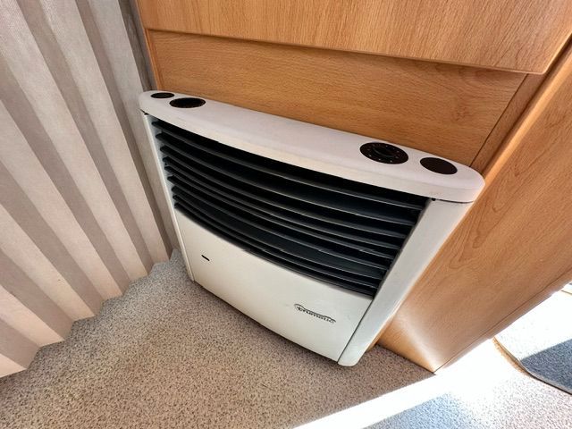 Fahrzeugabbildung Knaus 400 Doppelbett Heizung, Strom, Bad, 4 P. 100Km/H