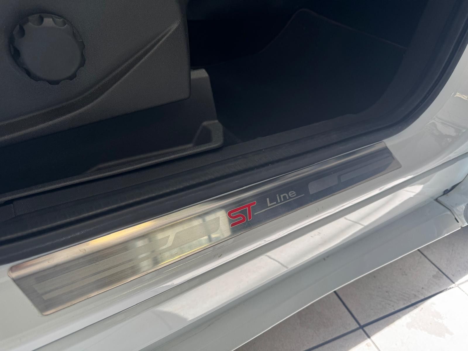 Fahrzeugabbildung Ford Kuga ST-Line / AHK/NAVI/KLIMA/8.FACH BEREIFT