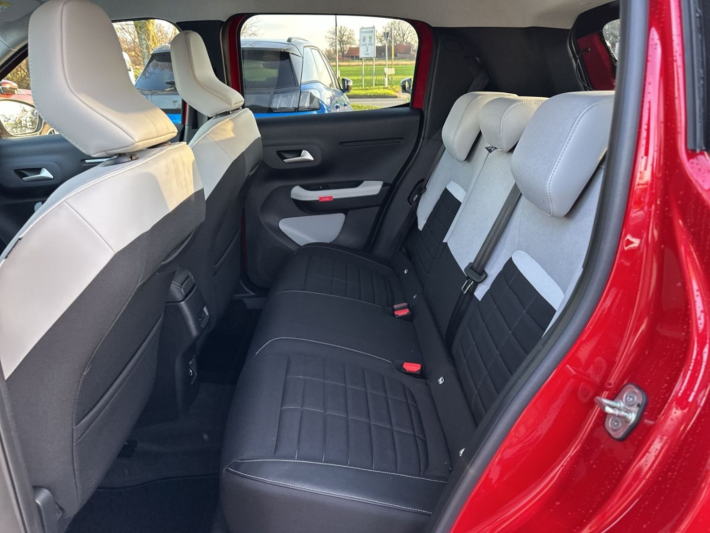 Fahrzeugabbildung Citroën C3 Hybrid 110 Max Navi CarPlay Temp. SHZ