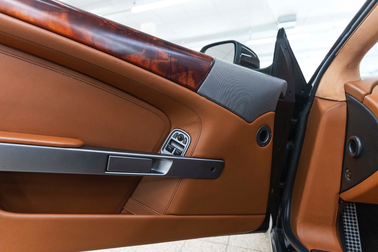Fahrzeugabbildung Aston Martin DB9 Coupe Schalter 1/385 Sportpaket