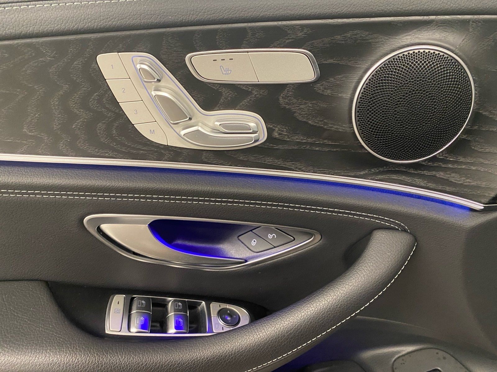 Fahrzeugabbildung Mercedes-Benz E 300 de 4MATIC*AMG*DISTRONIC*LED*AHK*Pano-Dach*