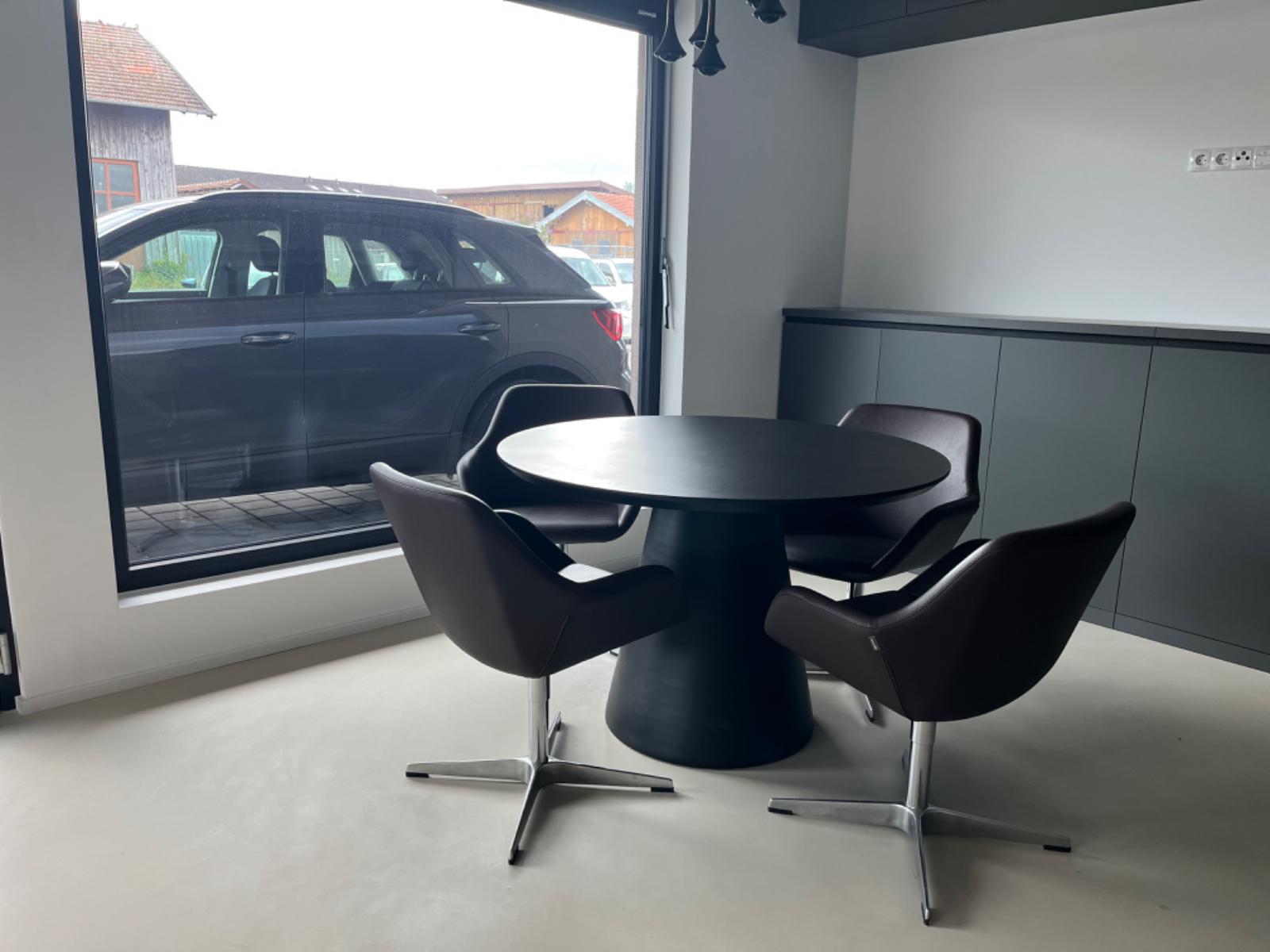 showroom-image-top