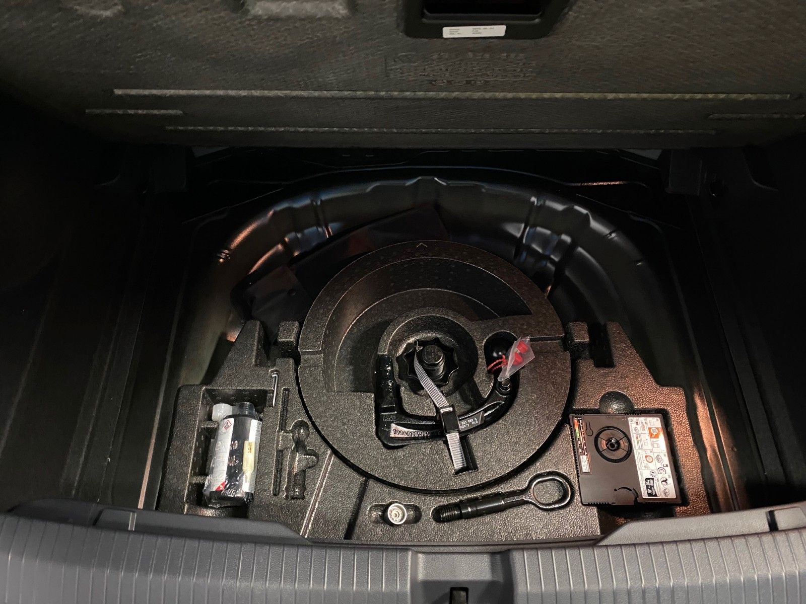 Fahrzeugabbildung Volkswagen T-Roc 1.5 TSI DSG+STYLE+PANORAMA+19"+ACC+MATRIX+