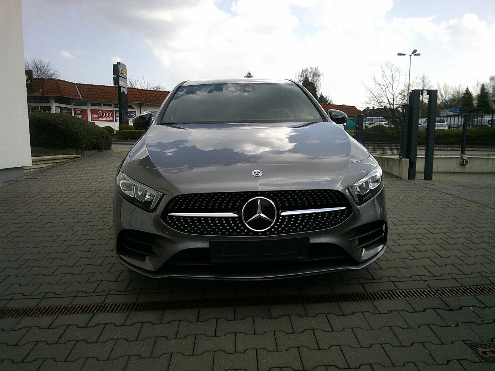 Fahrzeugabbildung Mercedes-Benz A 250 e AMG / Night-Paket