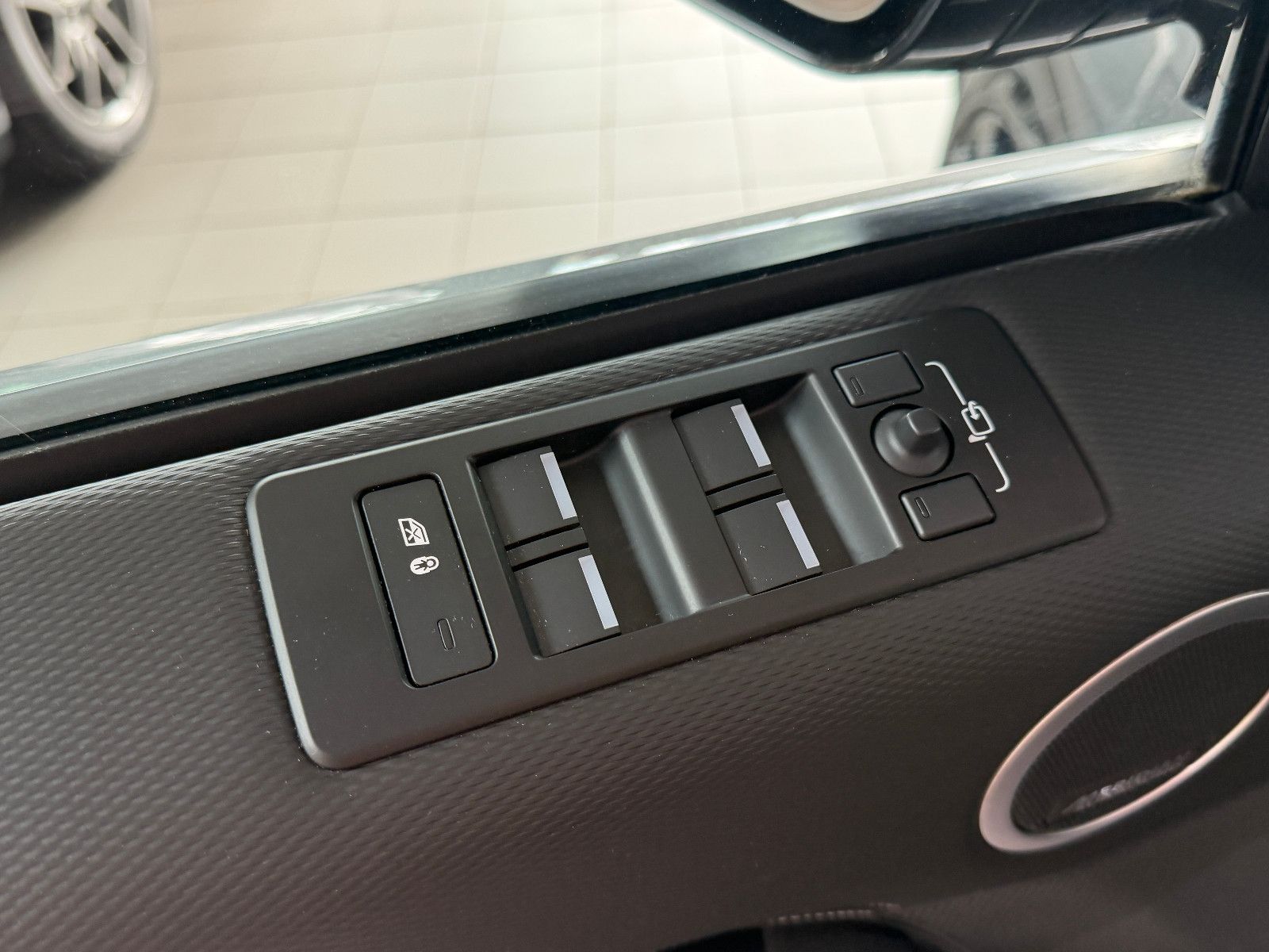 Fahrzeugabbildung Land Rover Discovery 5 R-Dynamic /PANO/MERIDIAN/360°KAM/MEM