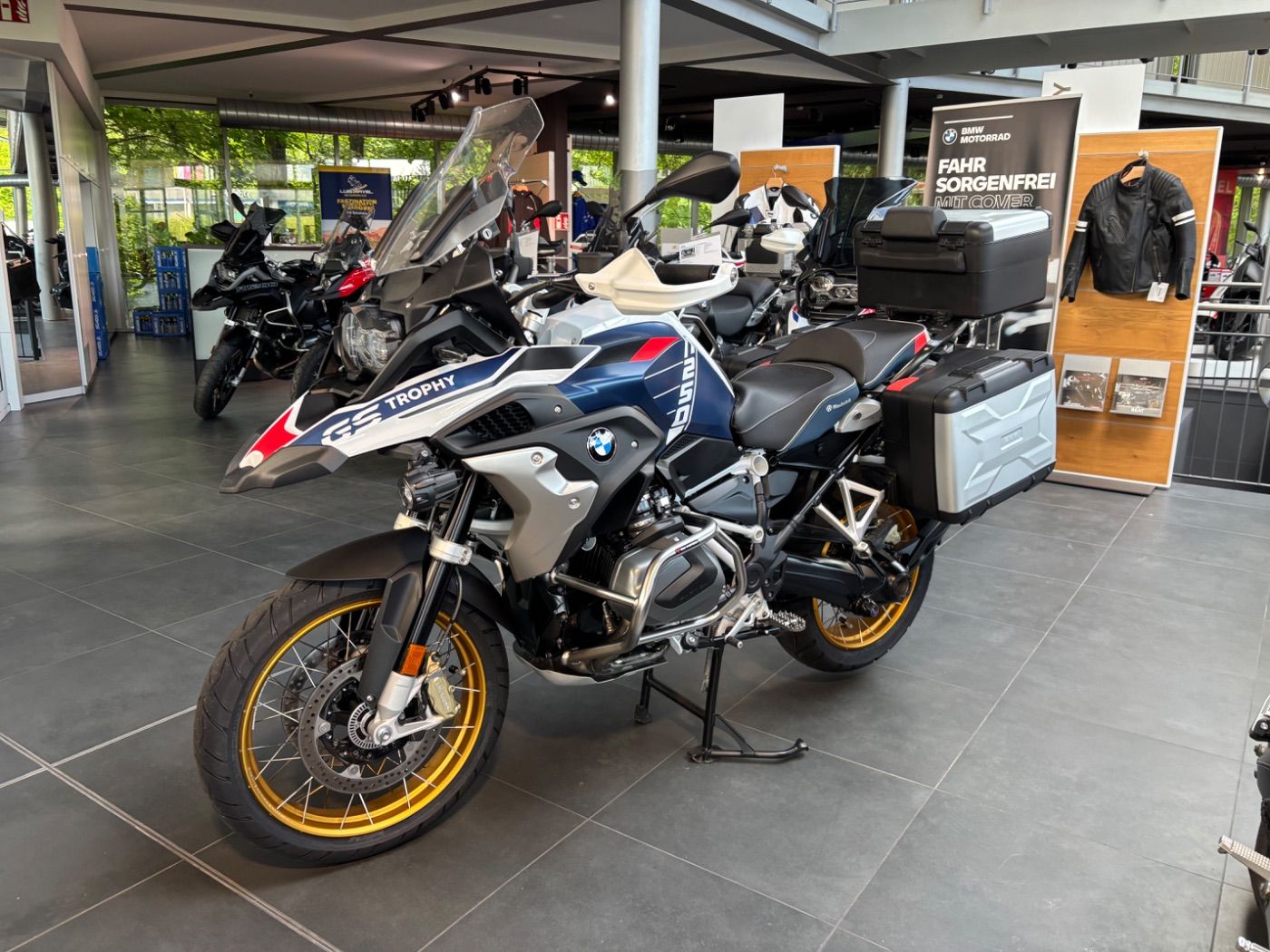Fahrzeugabbildung BMW R 1250 GS Trophy 5 Pakete Akrapovic Koffersatz