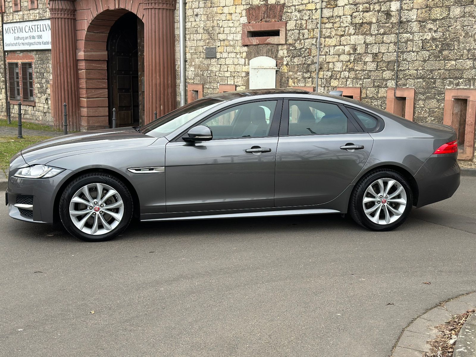 Fahrzeugabbildung Jaguar XF R-SPORT*MODELLJAHR 2019+PANO+STANDHEIZUNG*