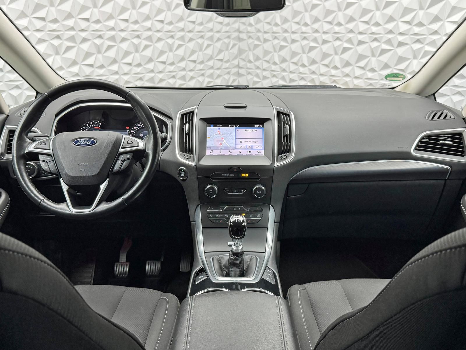 Fahrzeugabbildung Ford S-MAX 1.5 TITANIUM/7-SITZE/KEYLES/RCAM/NAV/PDC