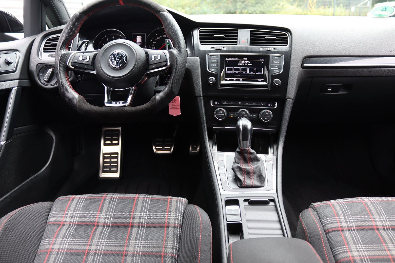 Fahrzeugabbildung Volkswagen Golf VII GTI  DSG 323 PS NAVI Bi-XENON PDC 8xALU