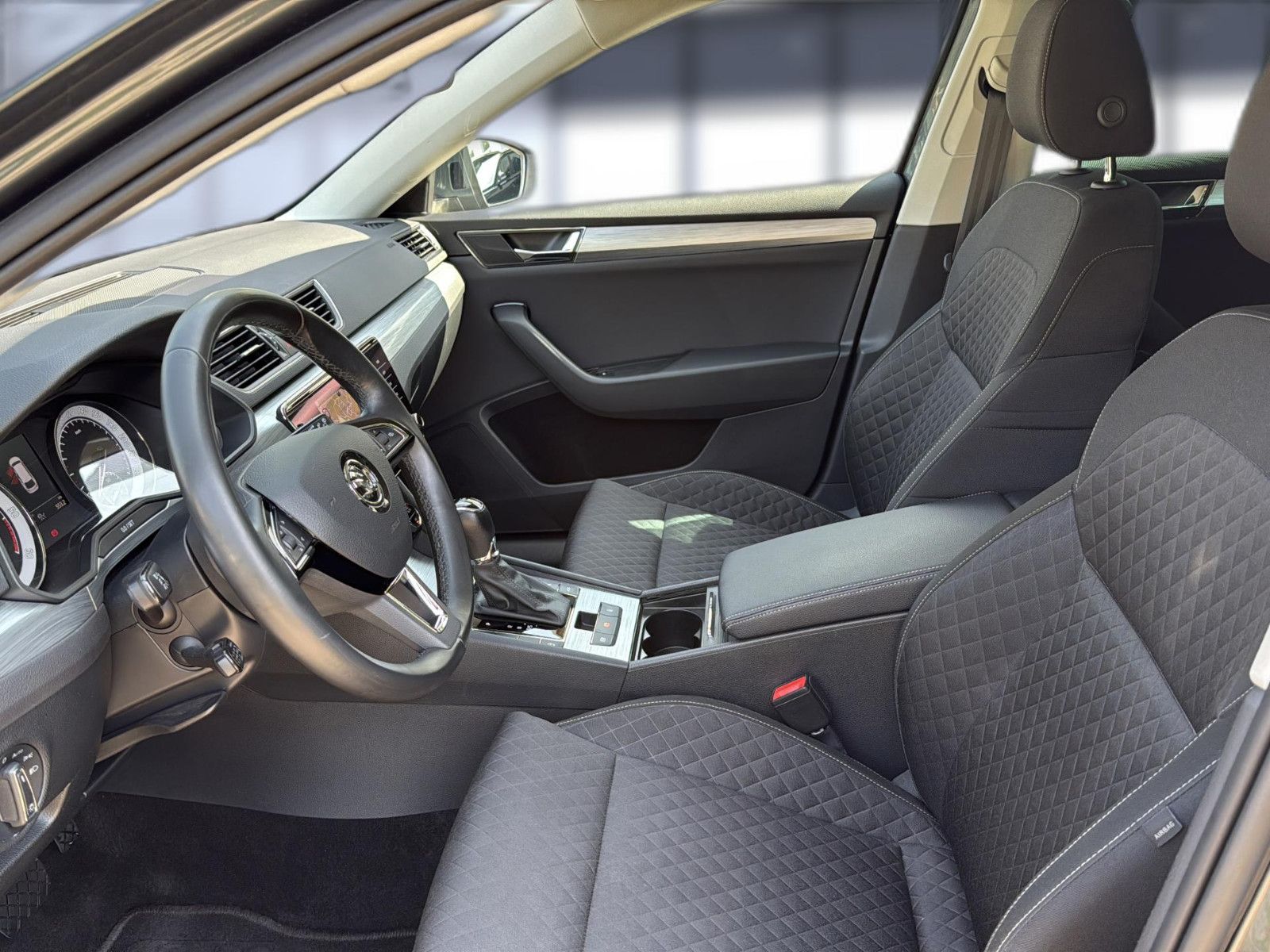 Fahrzeugabbildung SKODA Superb Combi 2.0 TDI / unfallfrei /AHK